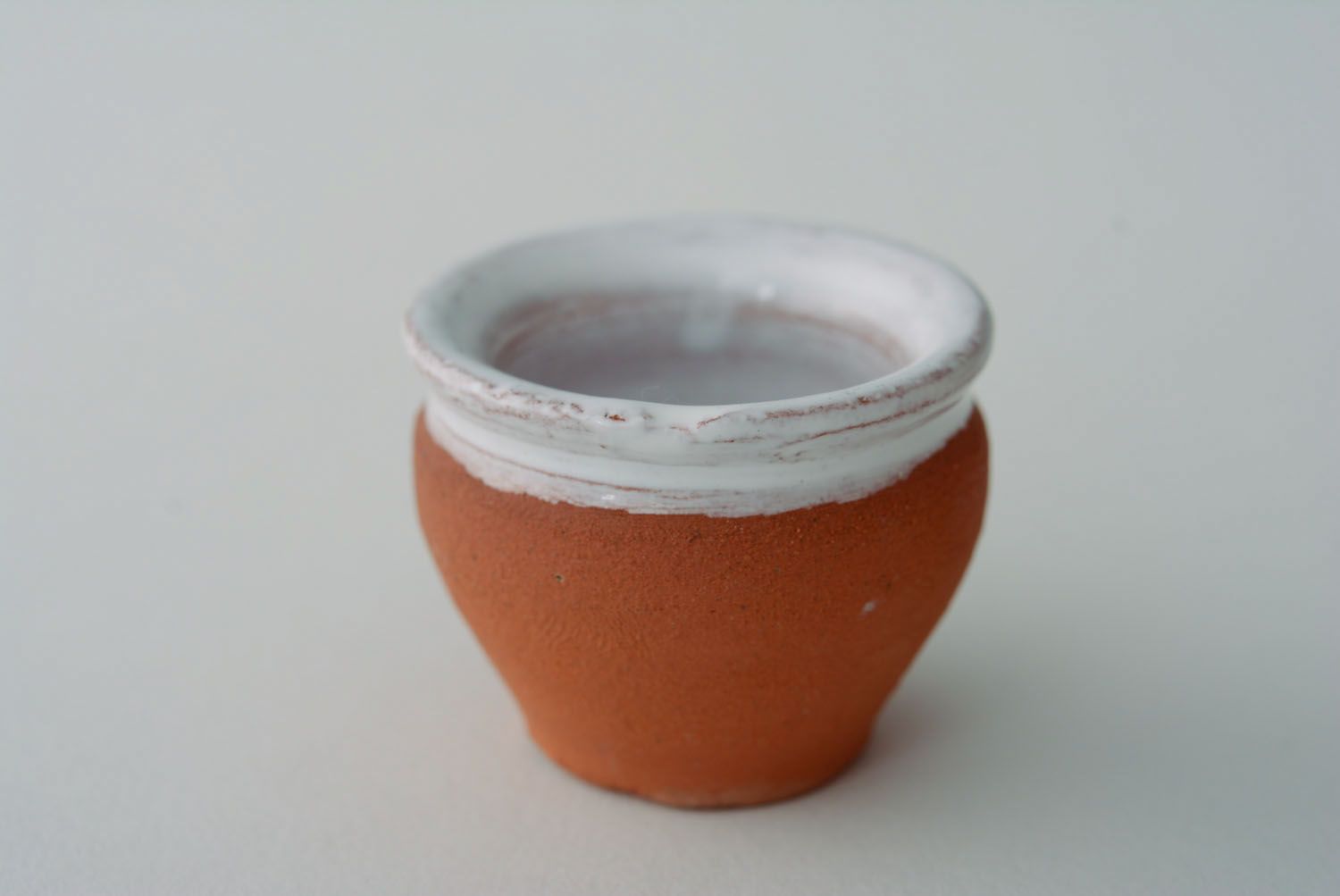 Saleiro de cerâmica na forma de um pote foto 5