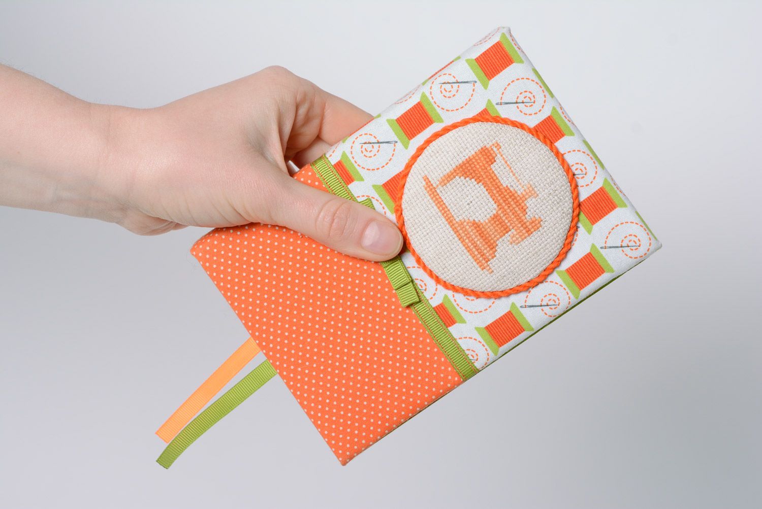 Carnet couverture en tissu avec broderie fait main vert-orange pour couturière photo 3