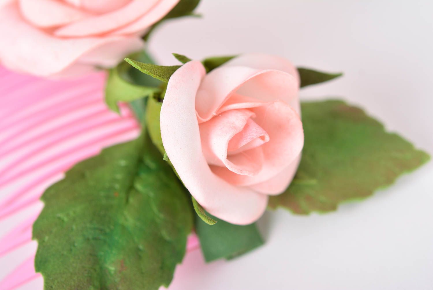 Заколка ручной работы розовые цветы из фоамирана украшение для волос праздничное фото 2