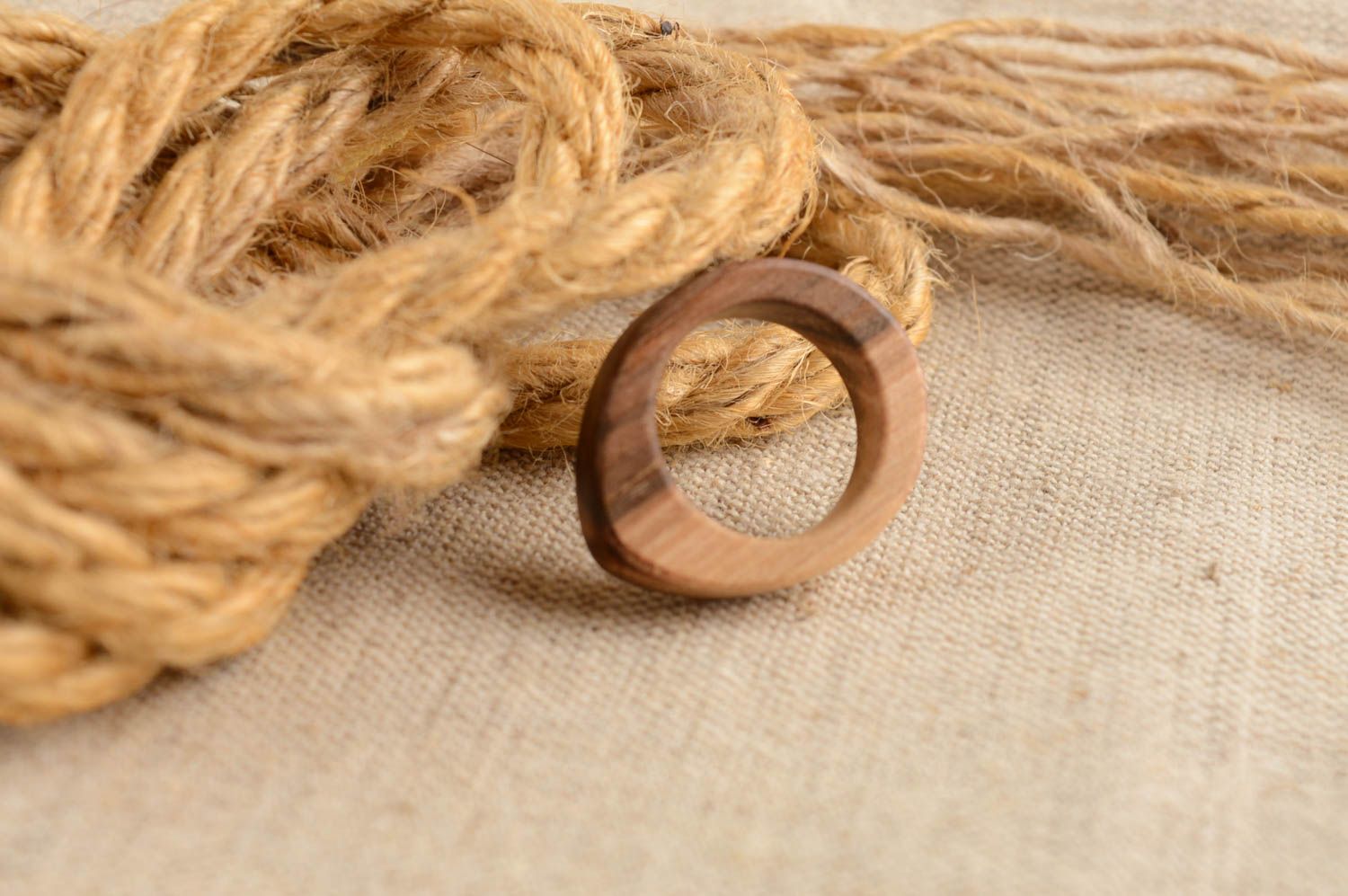 Runder handgemachter ungewöhnlicher stilvoller Damen Ring aus Holz in Braun foto 1
