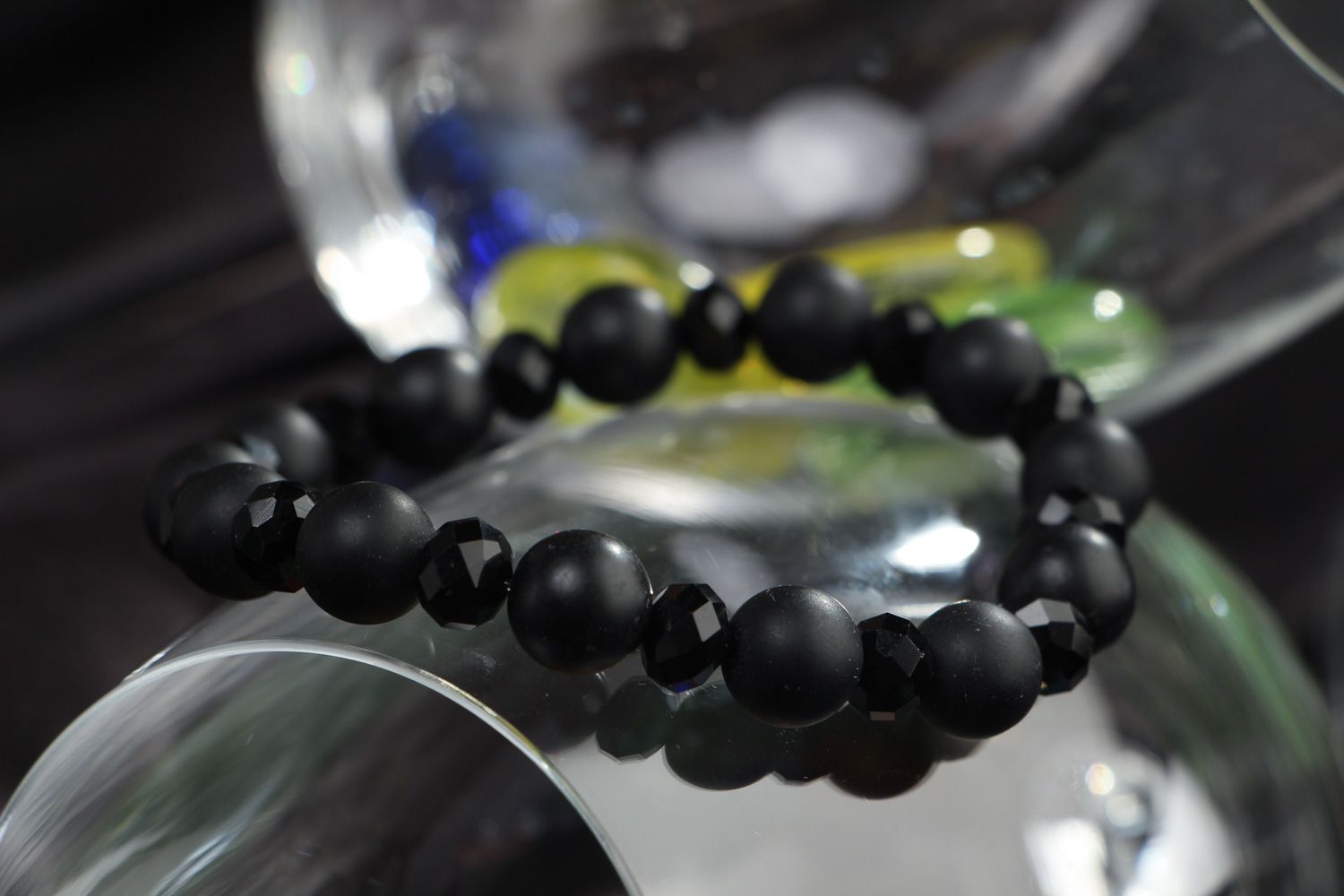 Bracelet en shungite et perles à facettes noir fait main original pour femme photo 4