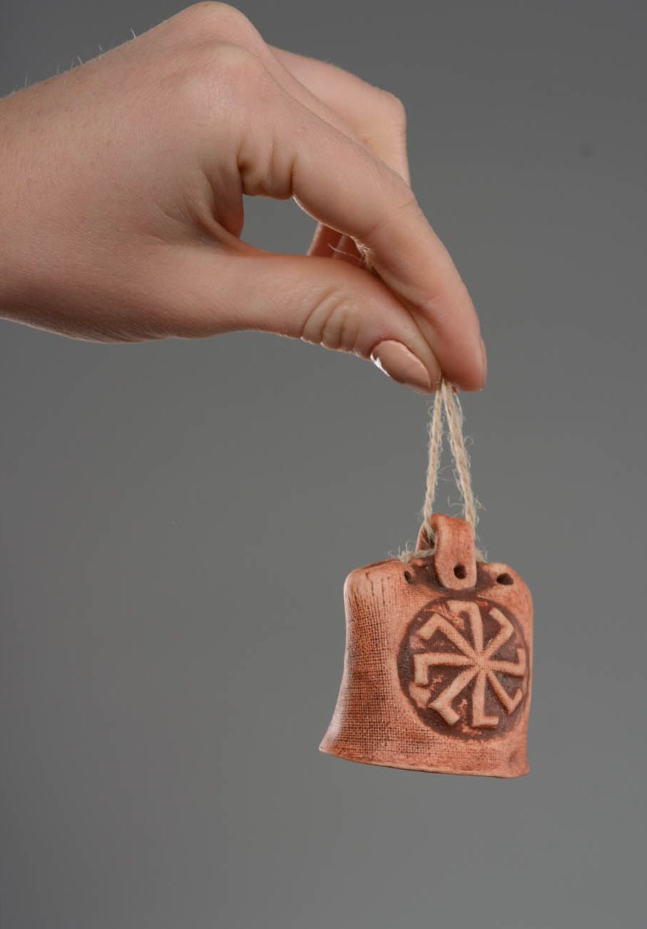 Amuleto-sino feito de barro decorado com tintas minerais naturais Grozovik foto 3