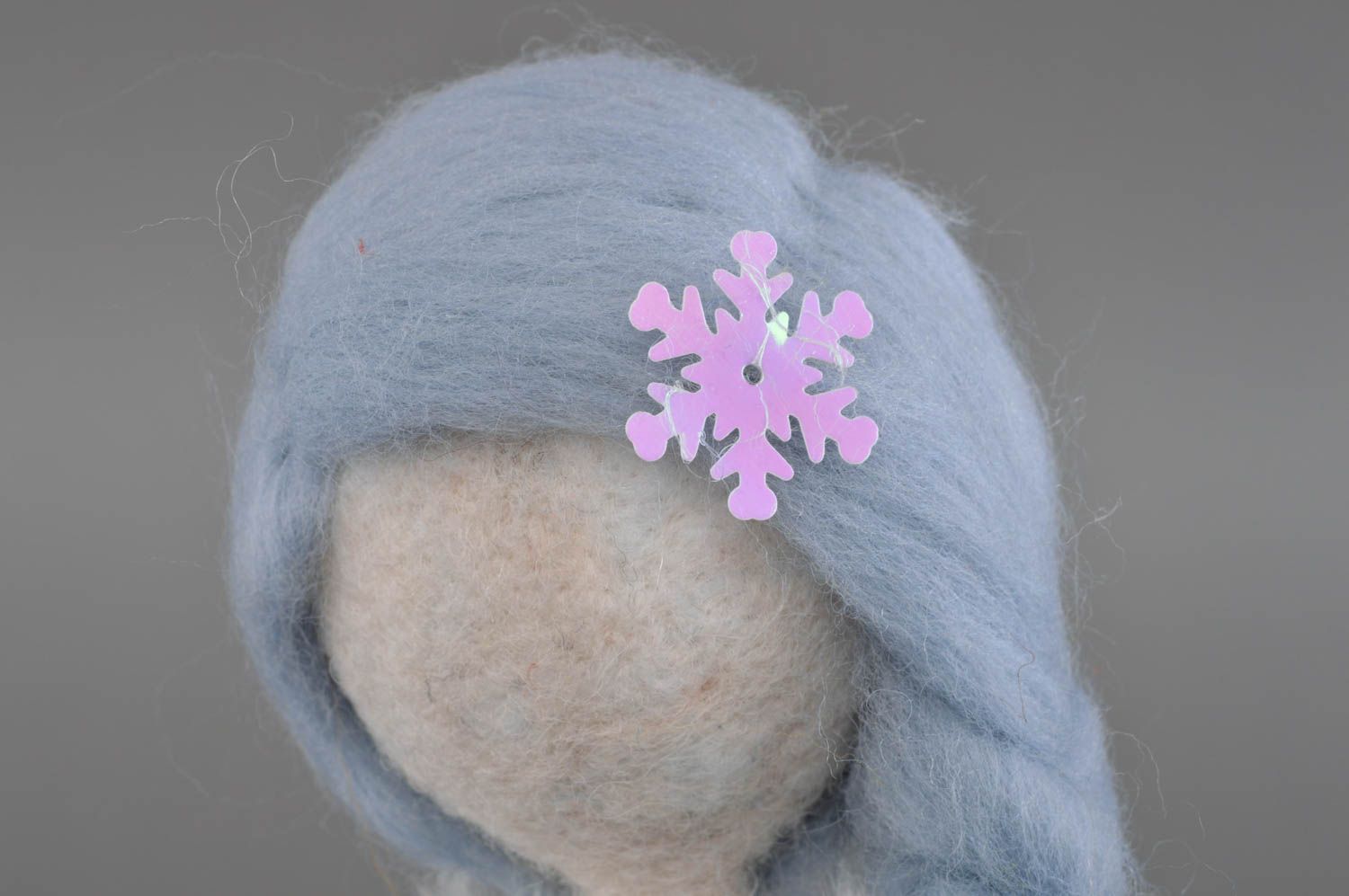 Poupée décorative en laine naturelle feutrée faite main couleurs bleues photo 5