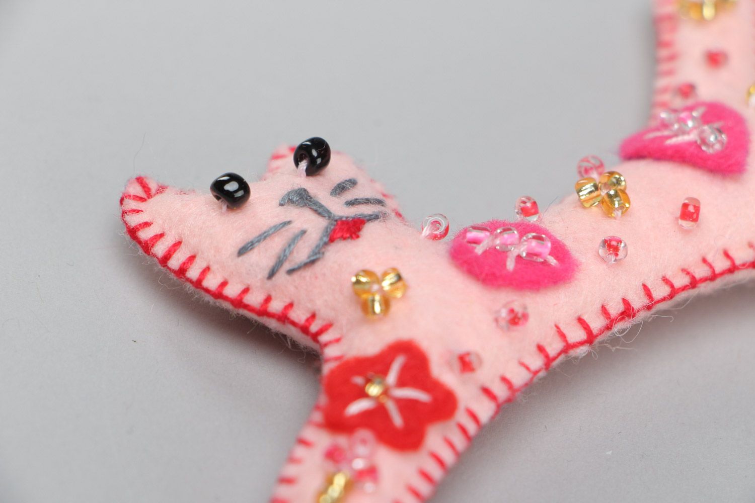 Handgemachtes kleines Stoff Spielzeug für Dekoration in Form des Katers in Rosa foto 3