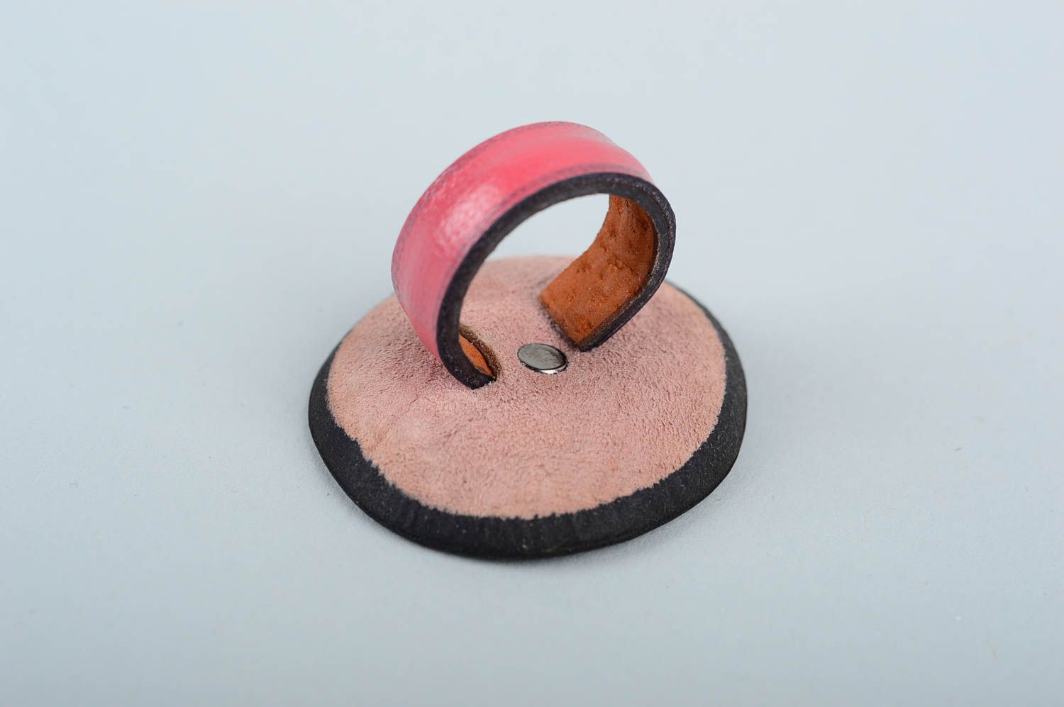 Эффектное кольцо ручной работы кольцо из кожи интересное украшение из кожи фото 4