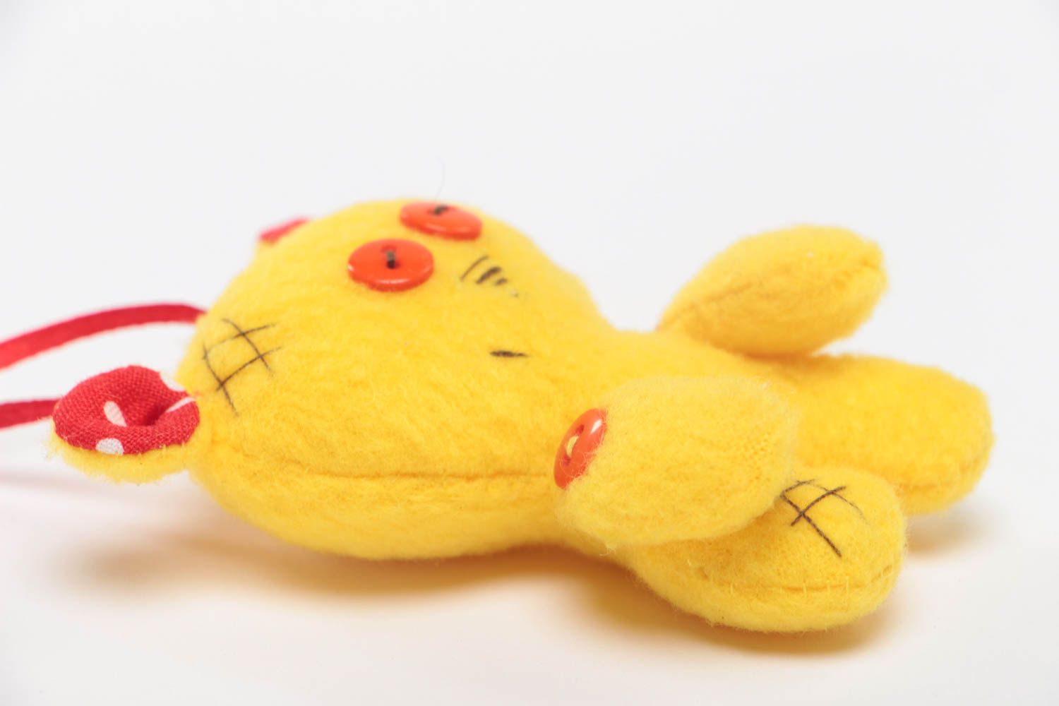 Kleines gelbes lustiges handgemachtes Spielzeug Bär mit Masche aus Stoff foto 3