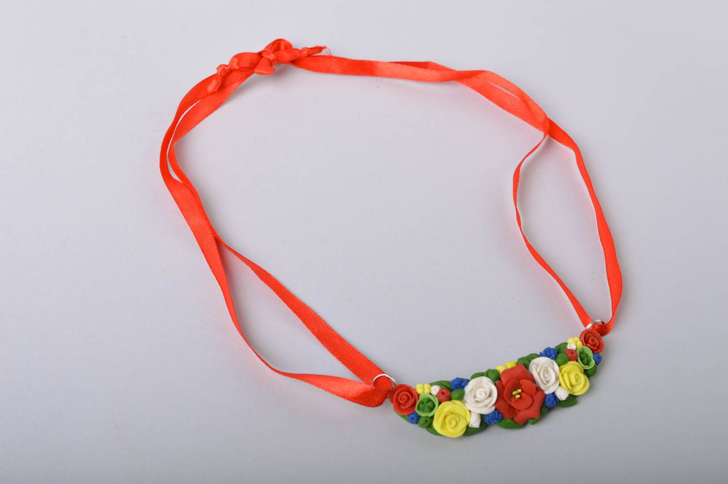 Joli collier sur ruban rouge avec fleurs en porcelaine froide fait main photo 3