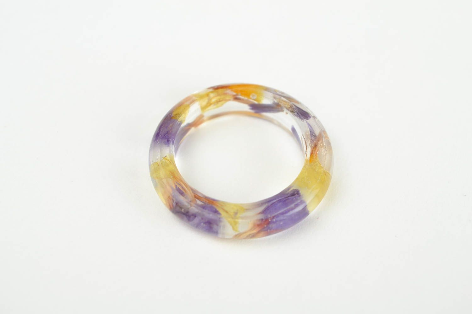 Кольцо из эпоксидной смолы кольцо ручной работы необычное кольцо полупрозрачное фото 3