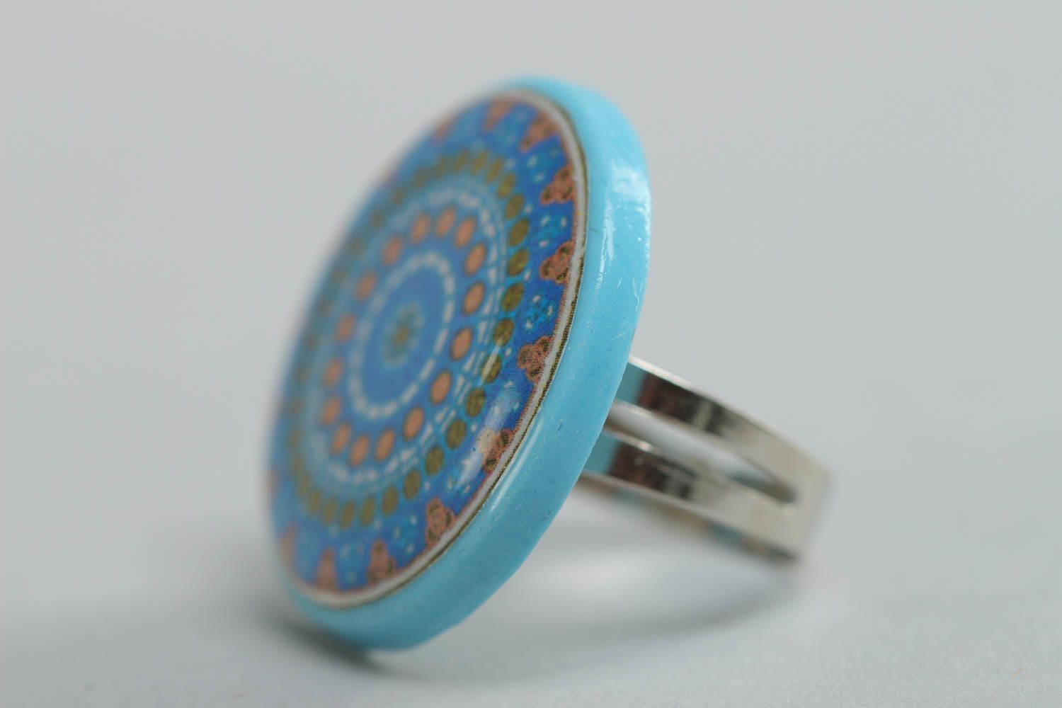 Кольцо из стекловидной глазури и полимерной глины круглое голубое ручная работа фото 2