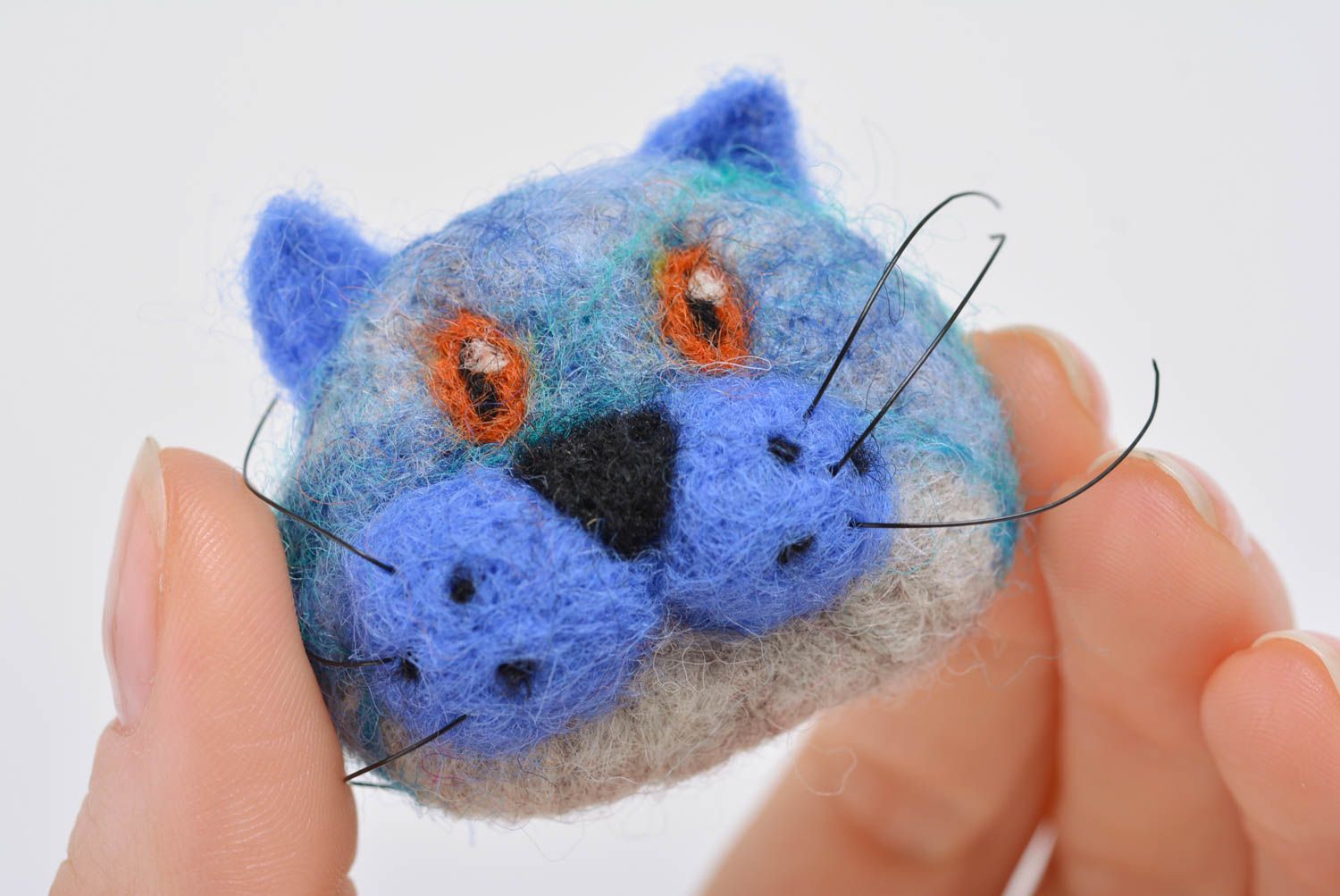 Kleine blaue originelle Filz Brosche aus Wolle in Form von Katze Handarbeit foto 4