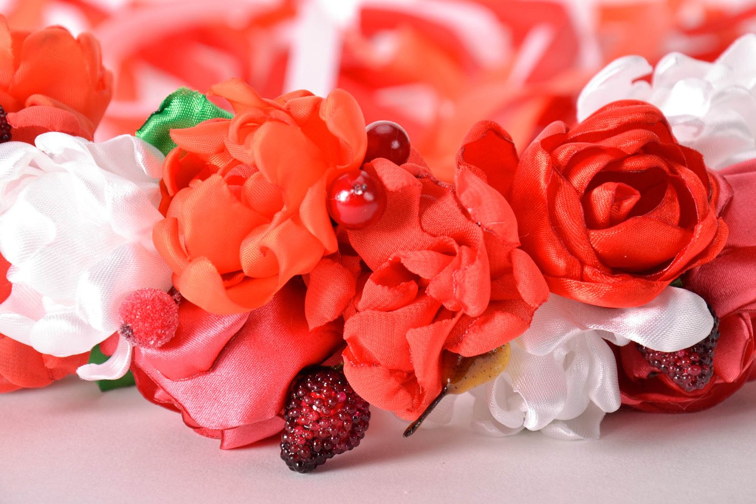 Head wreath made of flowers and berries photo 4