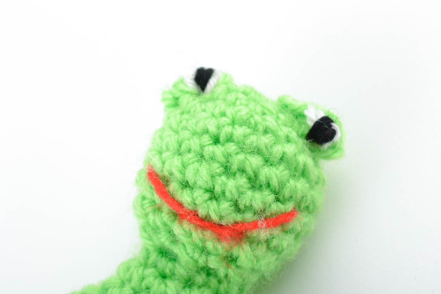 Пальчиковая игрушка Лягушка вязаная из хлопка ручной работы маленькая зеленая фото 3