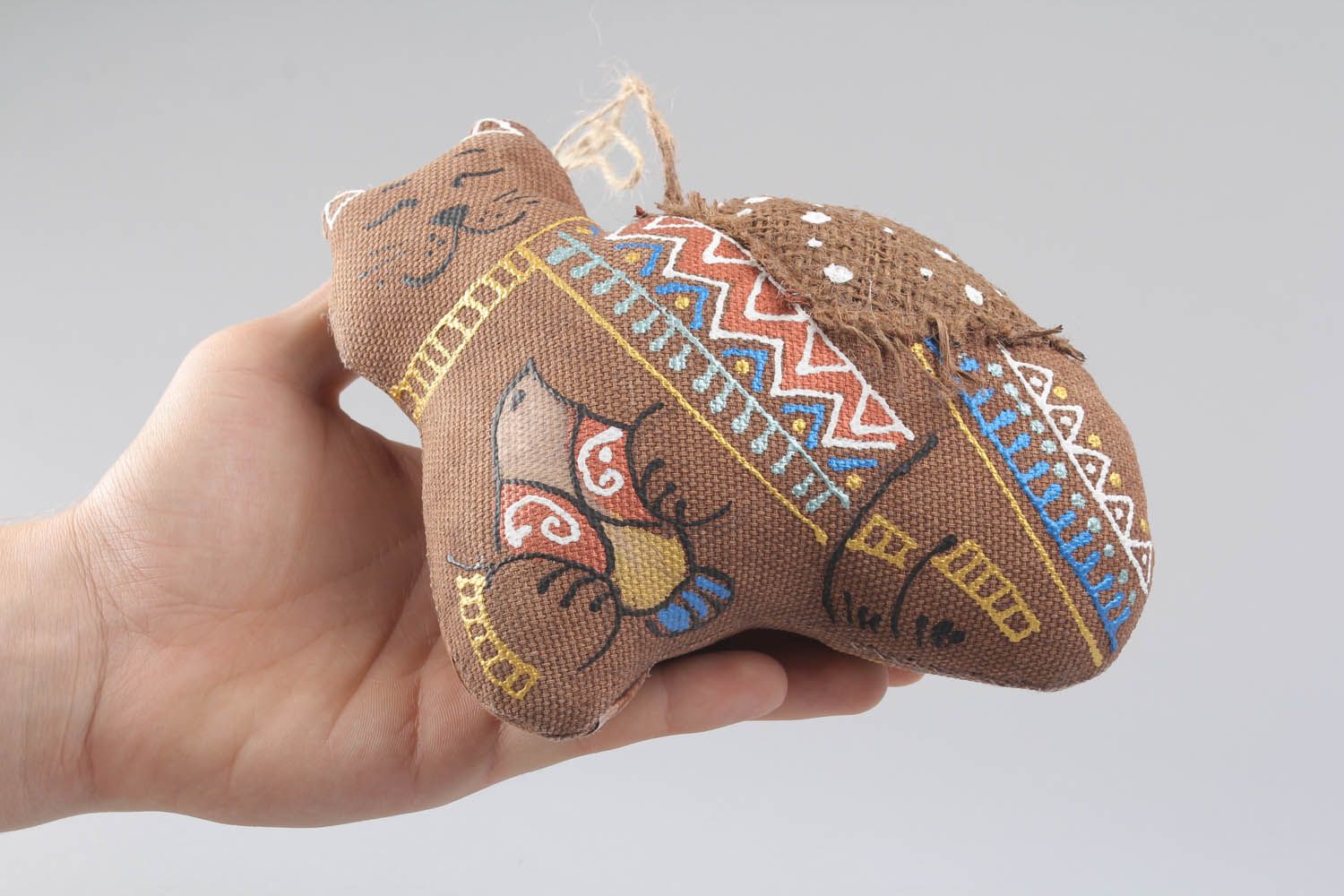 Pingente macio têxtil feito à mão de tecido para decoração do interior de materiais naturais Gata Murka foto 5