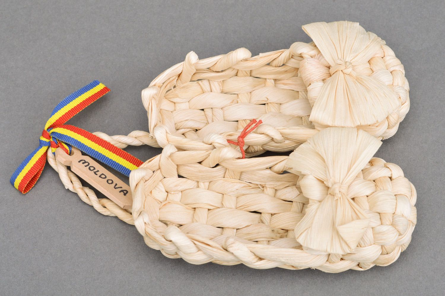 Deko Interieur Anhänger handmade aus Stroh in Form von traditionellen slawischen Schuhen Lapti foto 2