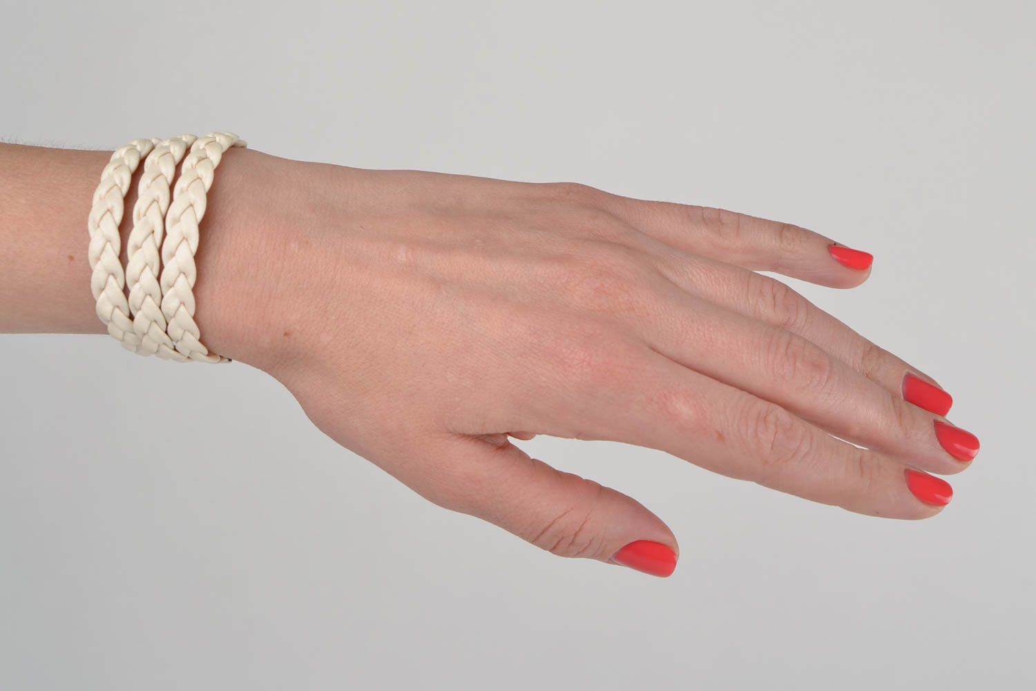 Bracelet fait main couleur beige clair tressé en cuir artificiel pour femme photo 2