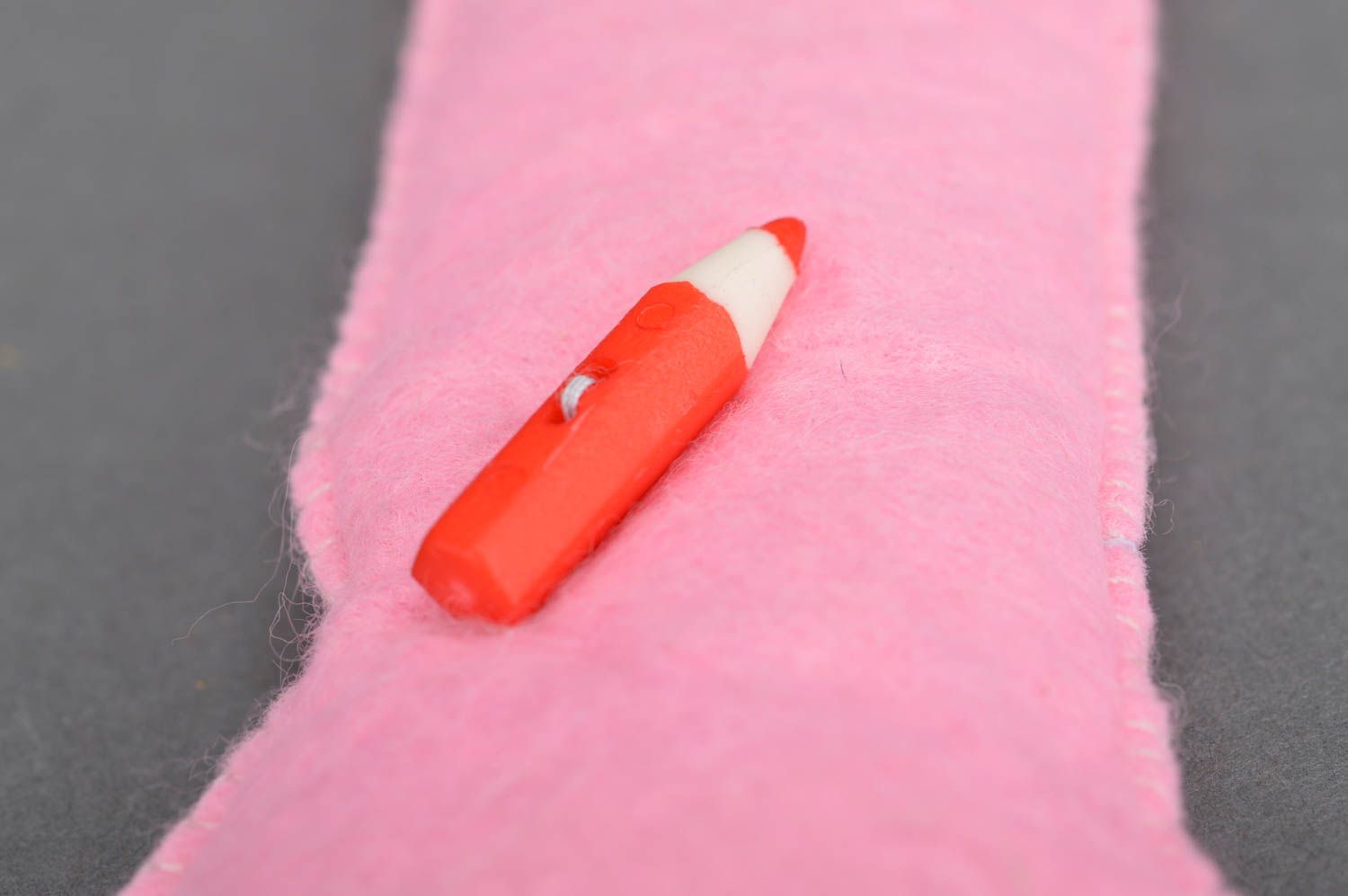 Lettre en feutre L rose décorative avec petit crayon faite main pour enfant photo 4