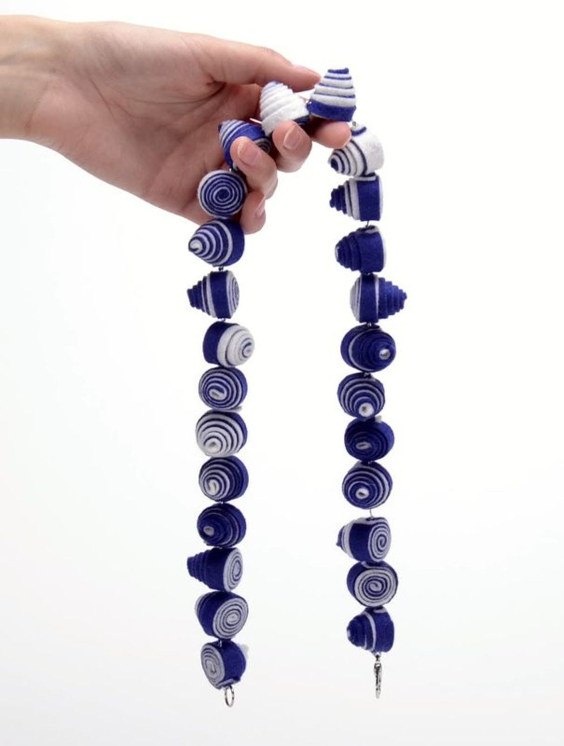 Ожерелье фетровое синее с бусинами из пластика фото 4