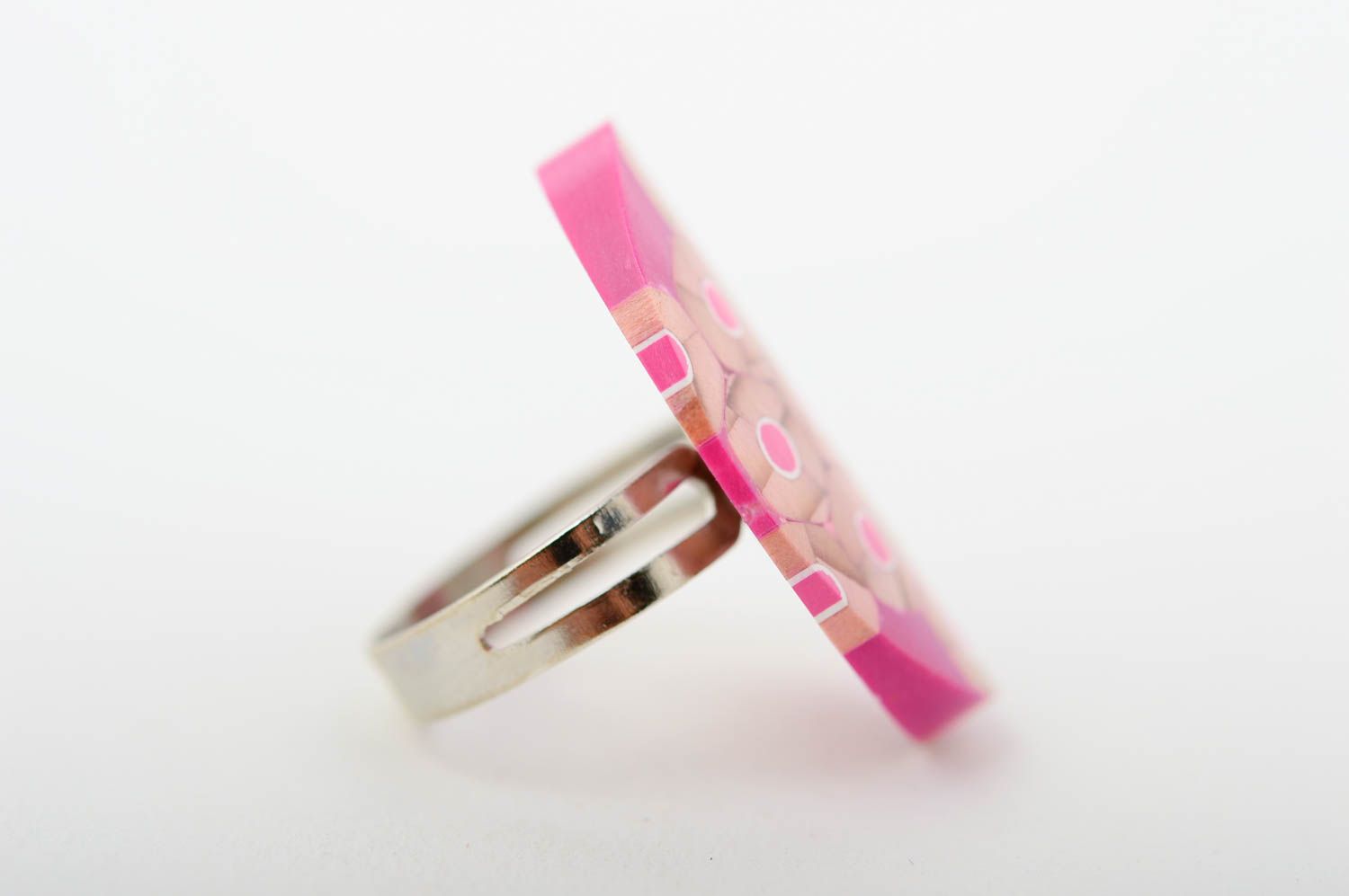 Украшение ручной работы розовое крупное кольцо из карандашей авторское кольцо фото 4