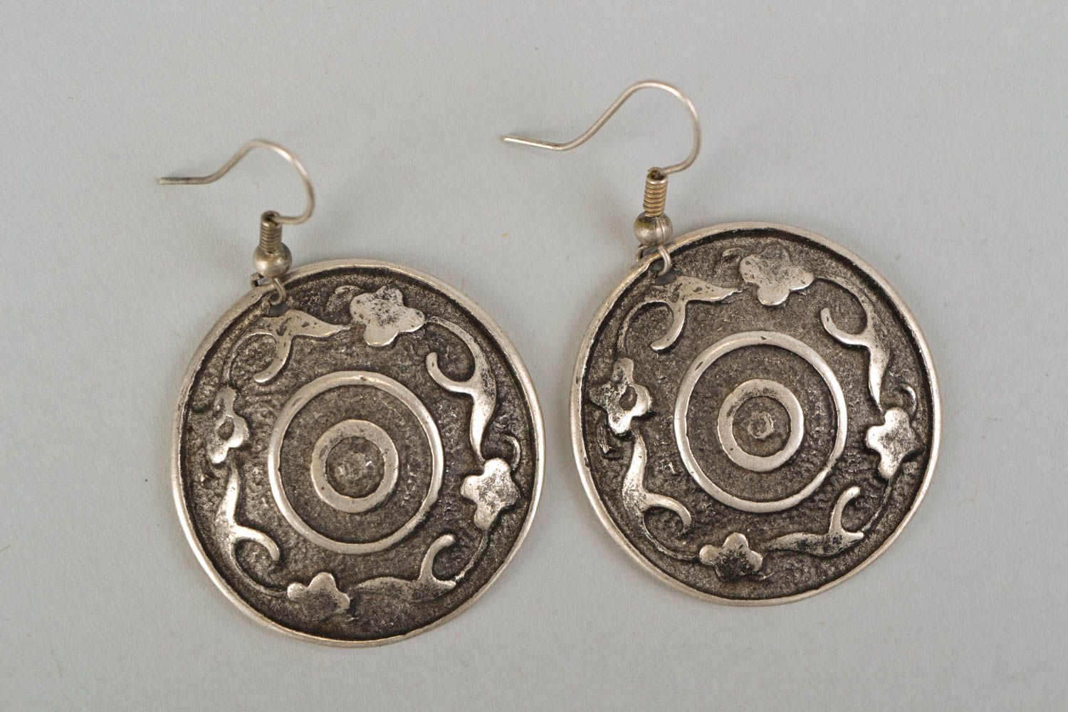 Unusual metal earrings of round shape photo 3