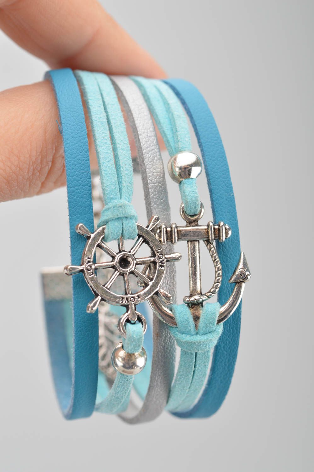 Bracelet en daim bleu multirang avec ancre et roue de gouvernail fait main photo 3