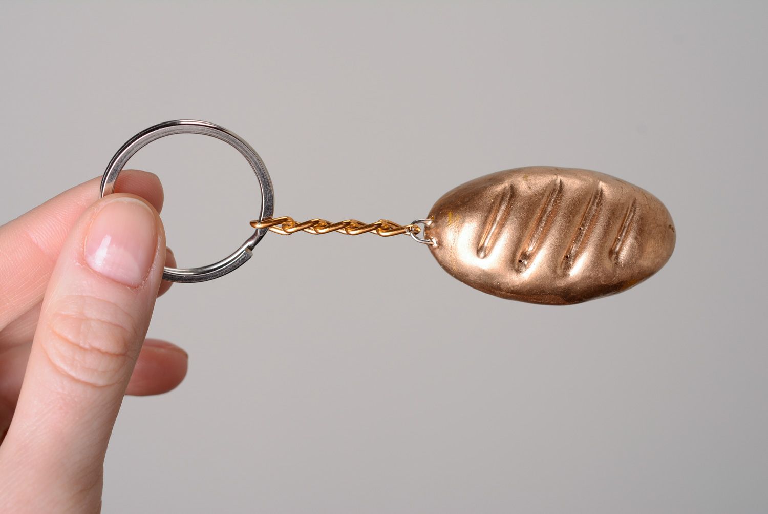 Брелок для ключей в виде золотого батона из полимерной глины фото 4
