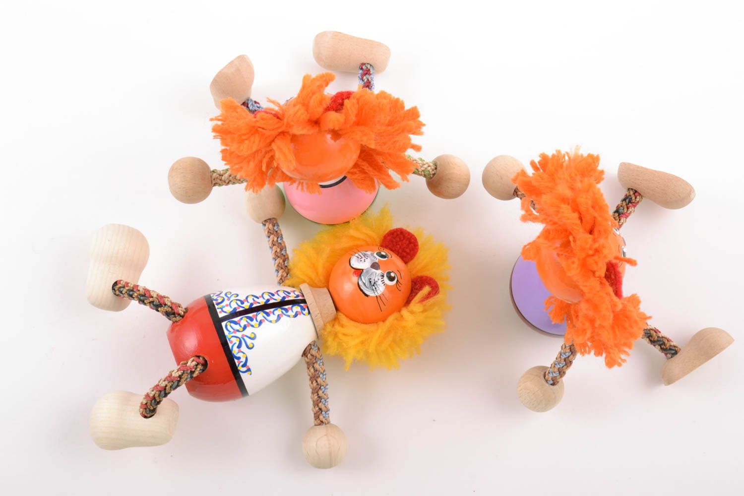 Conjunto de juguetes de madera leones pintados anaranjados artesanales para niños 3 piezas foto 5