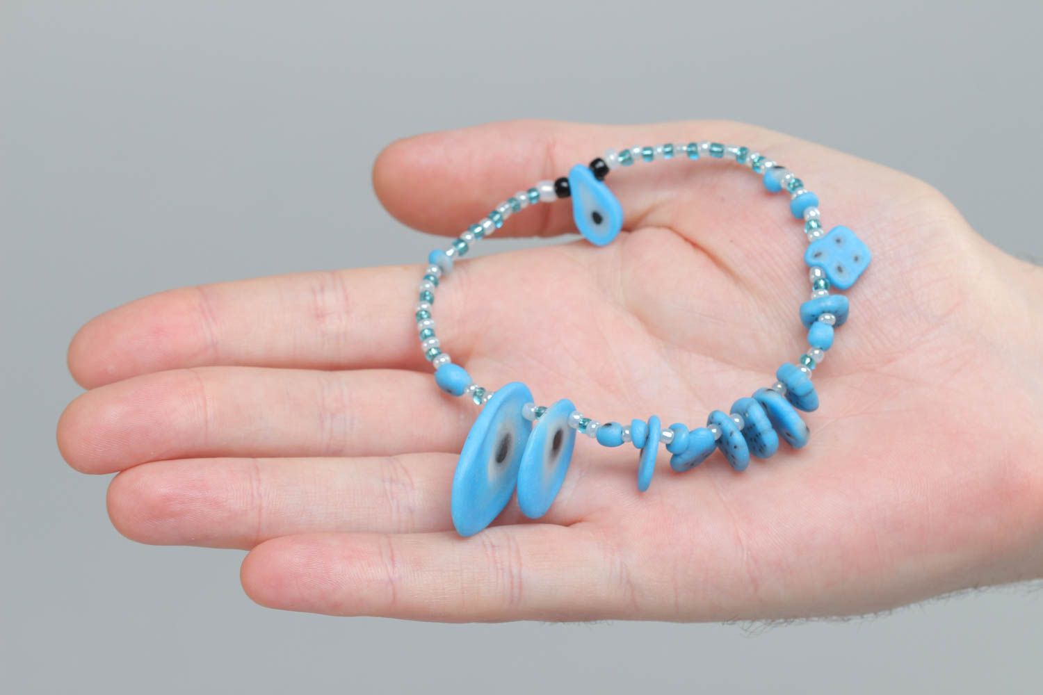 Bracelet bleu en pâte polymère et perles de rocaille fait main élastique photo 6