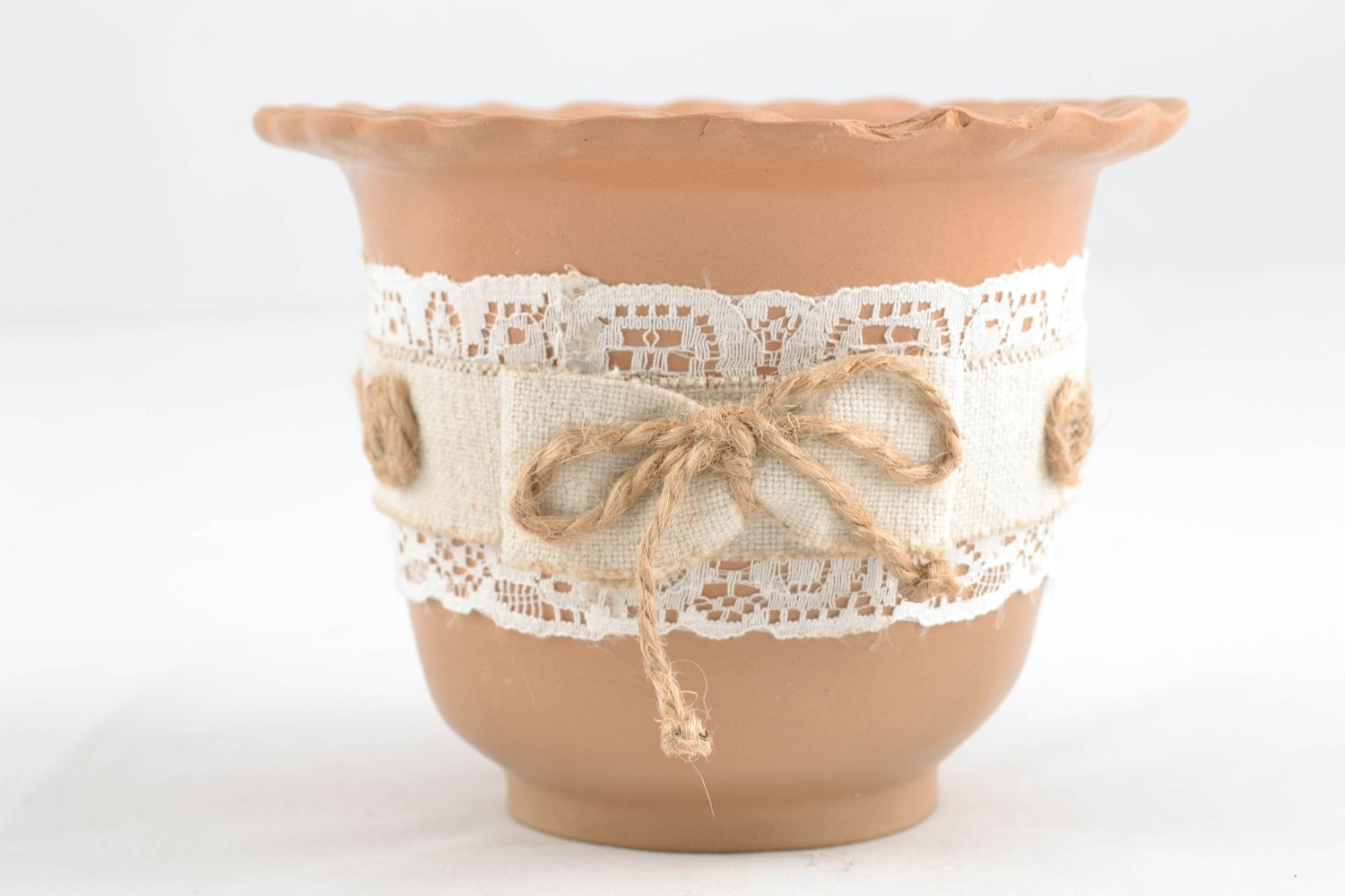 Pot en argile rouge fait main original pour fleurs avec dentelle et ficelle photo 1