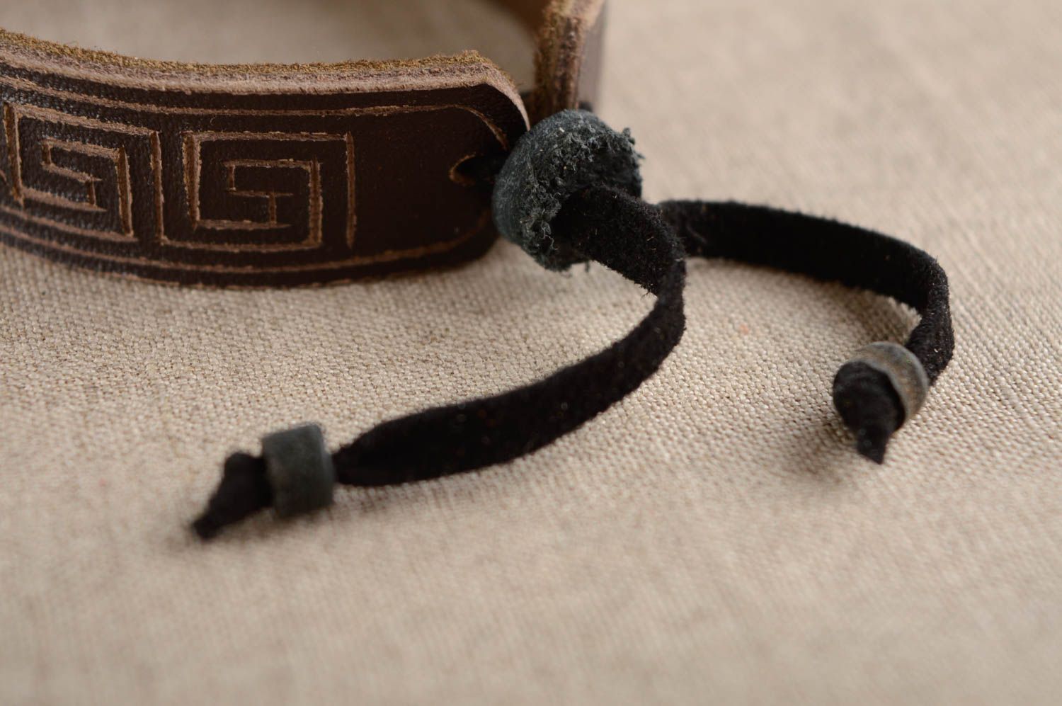 Bracelet fait main de vrai cuir avec sculpture accessoire unisexe marron photo 3