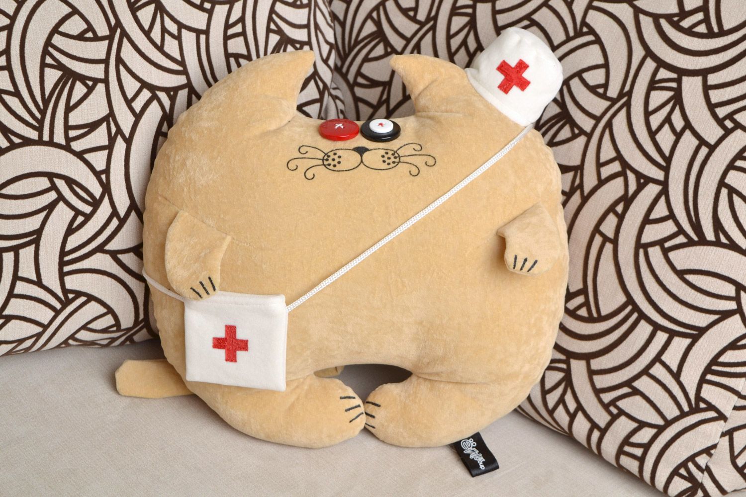 Coussin chat médecin en tissu floqué fait main décoratif original beige photo 1