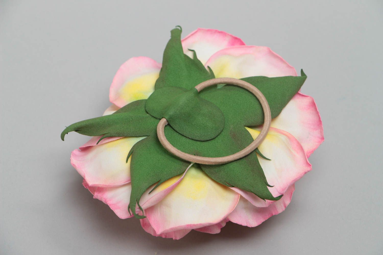 Резинка для волос с цветком из фоамирана ручной работы крупная нарядная розовая фото 4