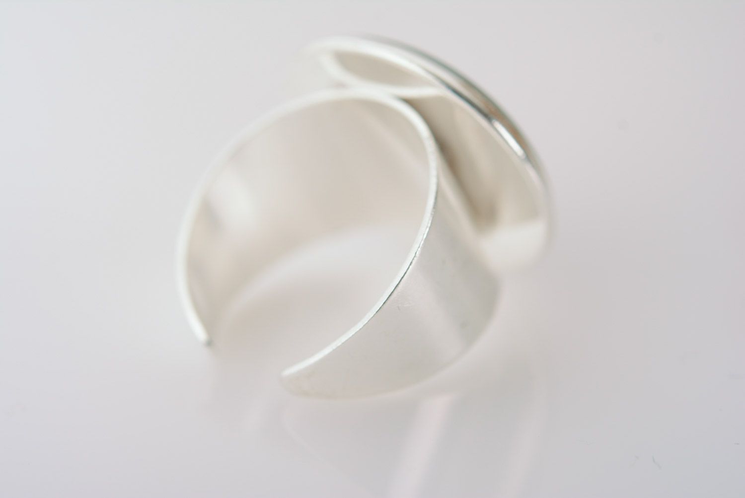 Металлическое круглое кольцо с лепестком под эпоксидной смолой черное хенд мэйд фото 3