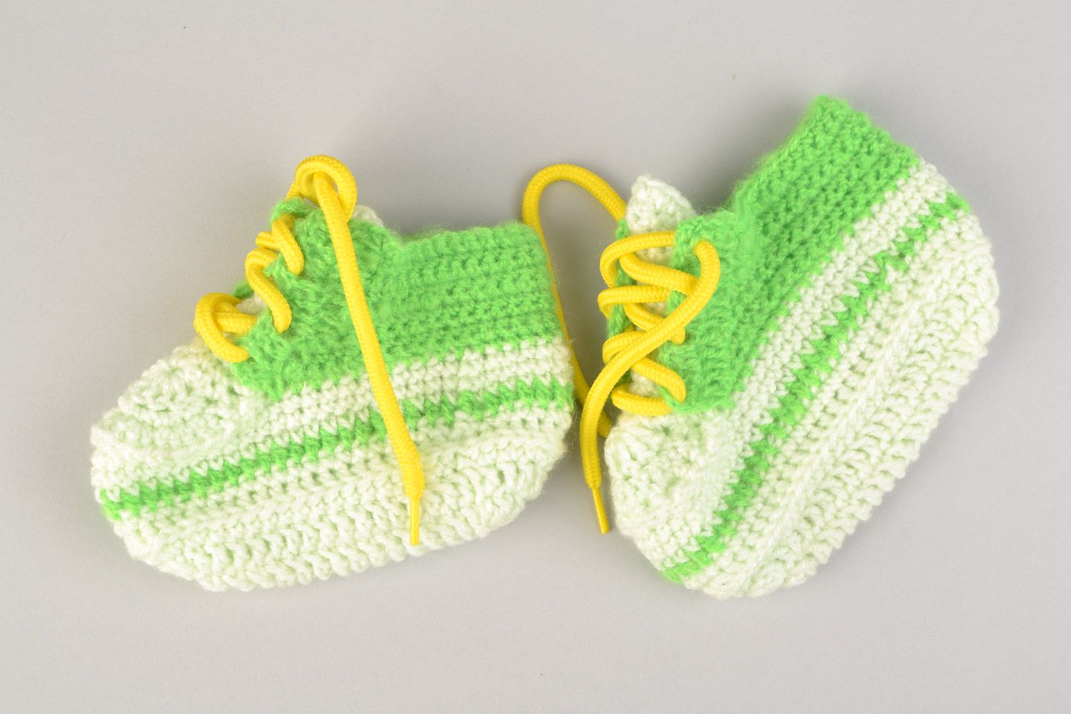 Handgemachte Babyschuhe gehäkelt aus Acrylfäden in Grün und Weiß mit Schnürsenkel  foto 3