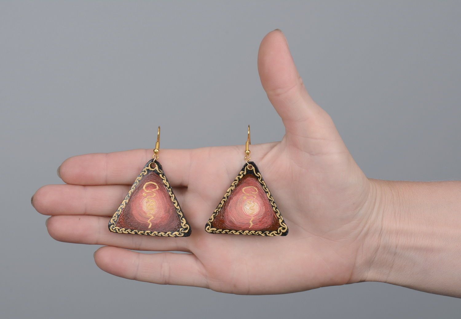 Boucles d'oreilles artisanales triangulaires en cuir  photo 5