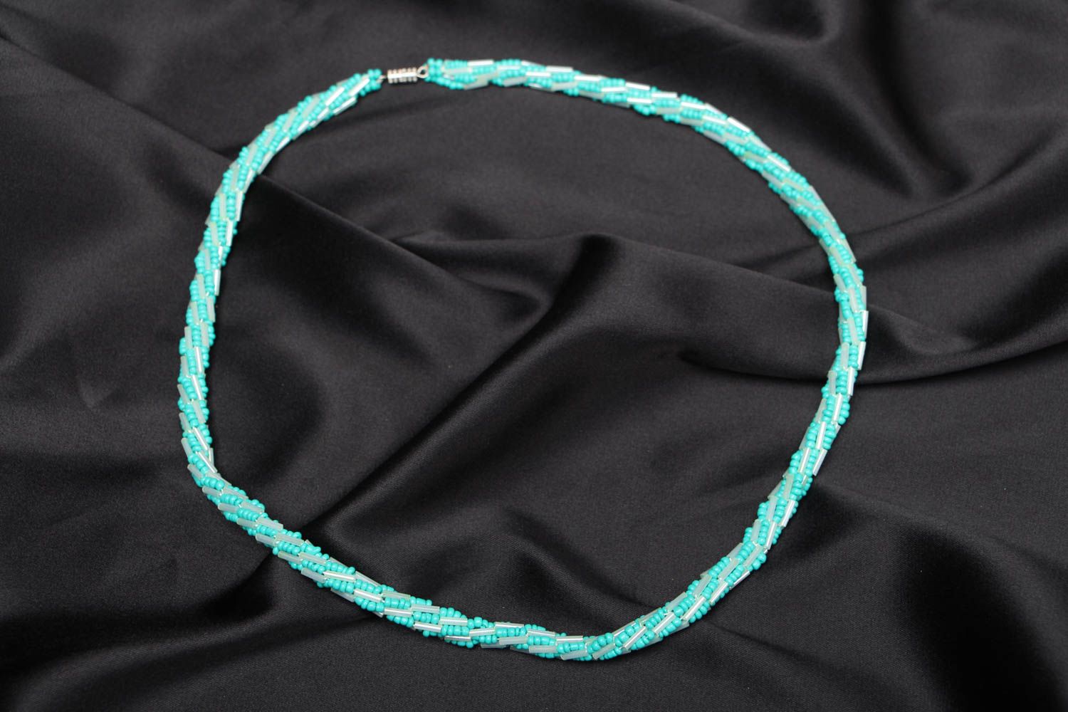 Collier crocheté en perles de rocailles bleu photo 1