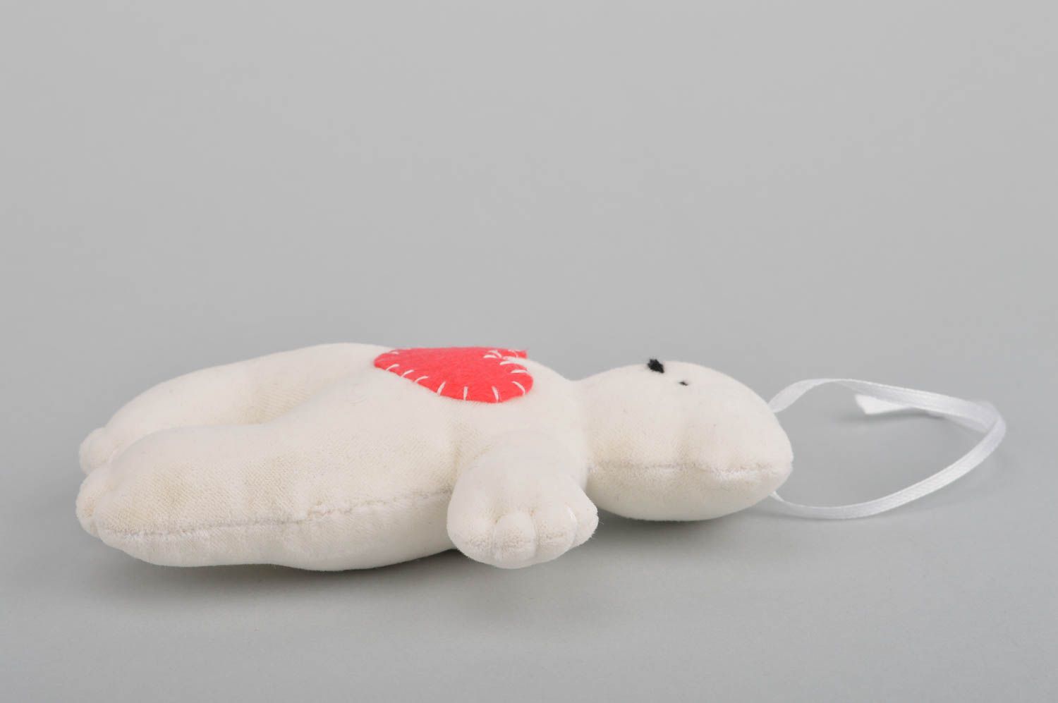 Хлопковая авторская игрушка ручной работы в виде белого мишки оригинальная фото 2