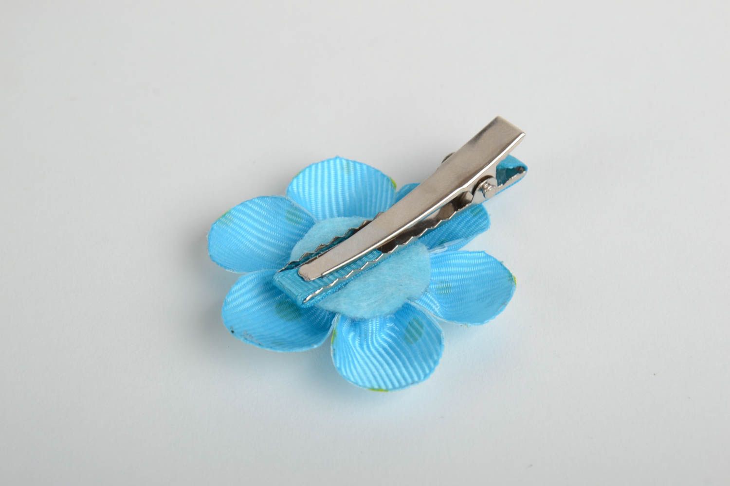 Голубая атласная заколка в виде цветка ручной работы красивая для взрослых и детей фото 3
