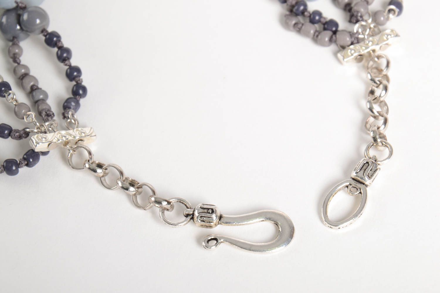 Серое ожерелье ручной работы стильное элитная бижутерия колье из бусин фото 4