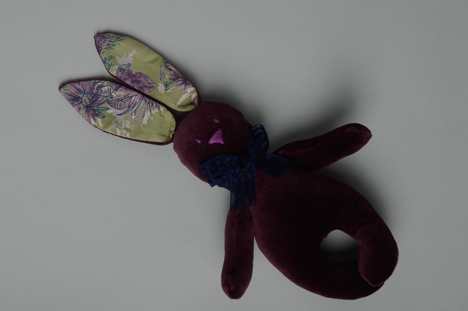 Дизайнерская игрушка в виде зайчика из велюра Баклажан фото 1