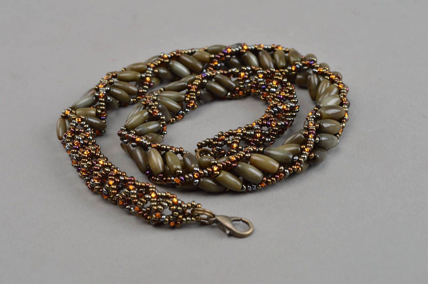 Оригинальное женское ожерелье из бисера и кошачьего камня ручной работы Хаки фото 3
