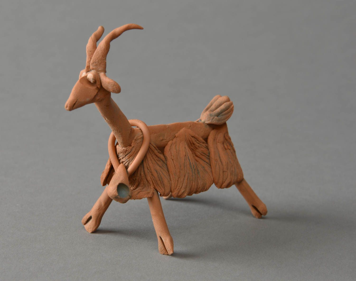 Figurine en céramique belle et originale souvenir fait main en forme de chèvre photo 2