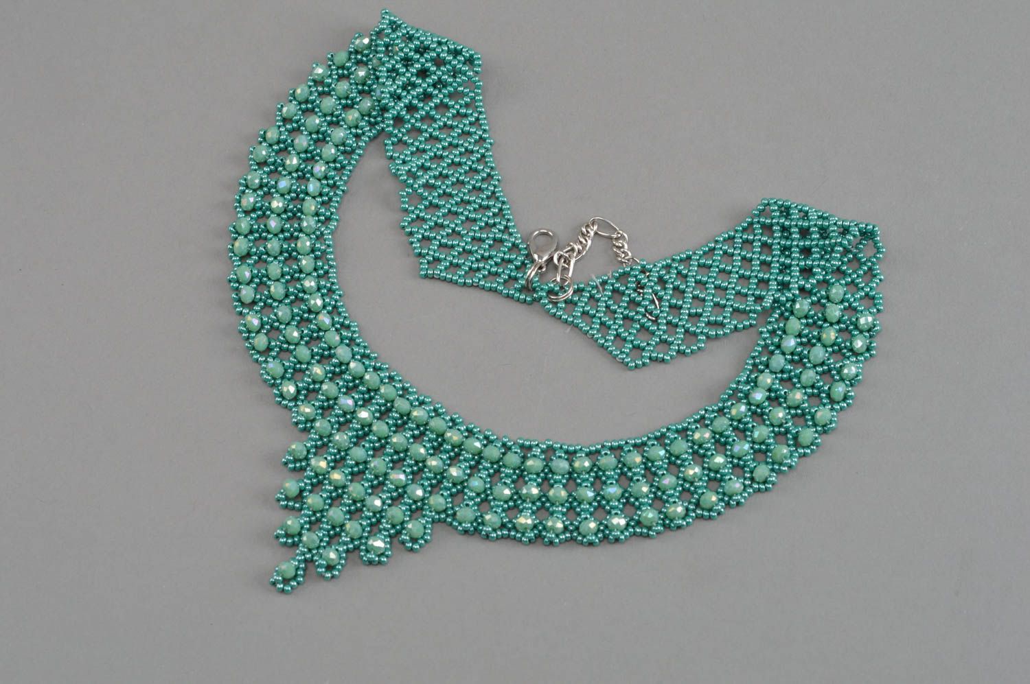 Красивое авторское ожерелье из бисера и бусин сплетенное вручную Зелень фото 3