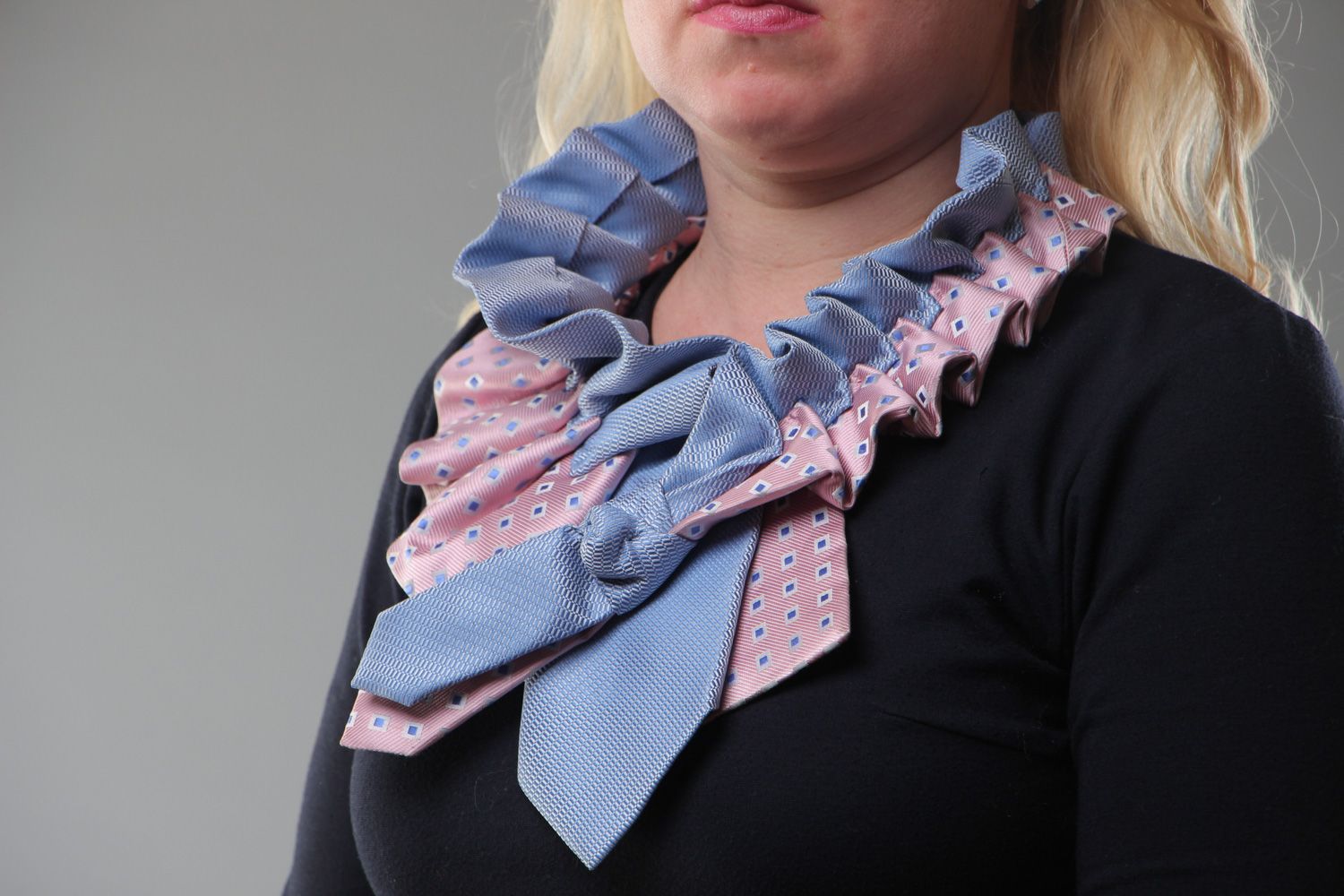 Handmade Collier aus Stoff in Form von Kragen hellblau und rosafarbig wunderbar foto 5