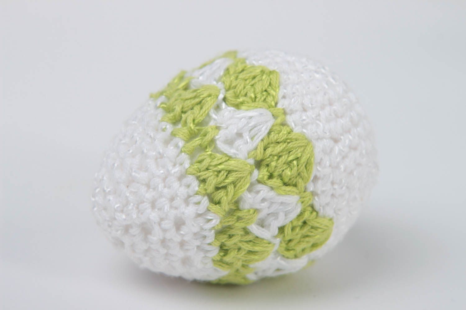 Stylish Easter decor ideas unusual Ester souvenir crocheted eggs for holiday photo 2