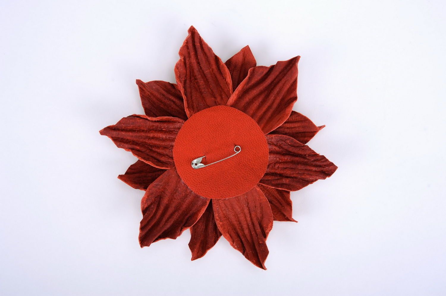 Брошь-цветок красного цвета  фото 2