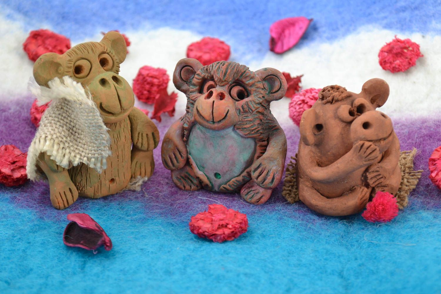 Conjunto de tres figurillas cerámicas artesanales con forma de monos  foto 1