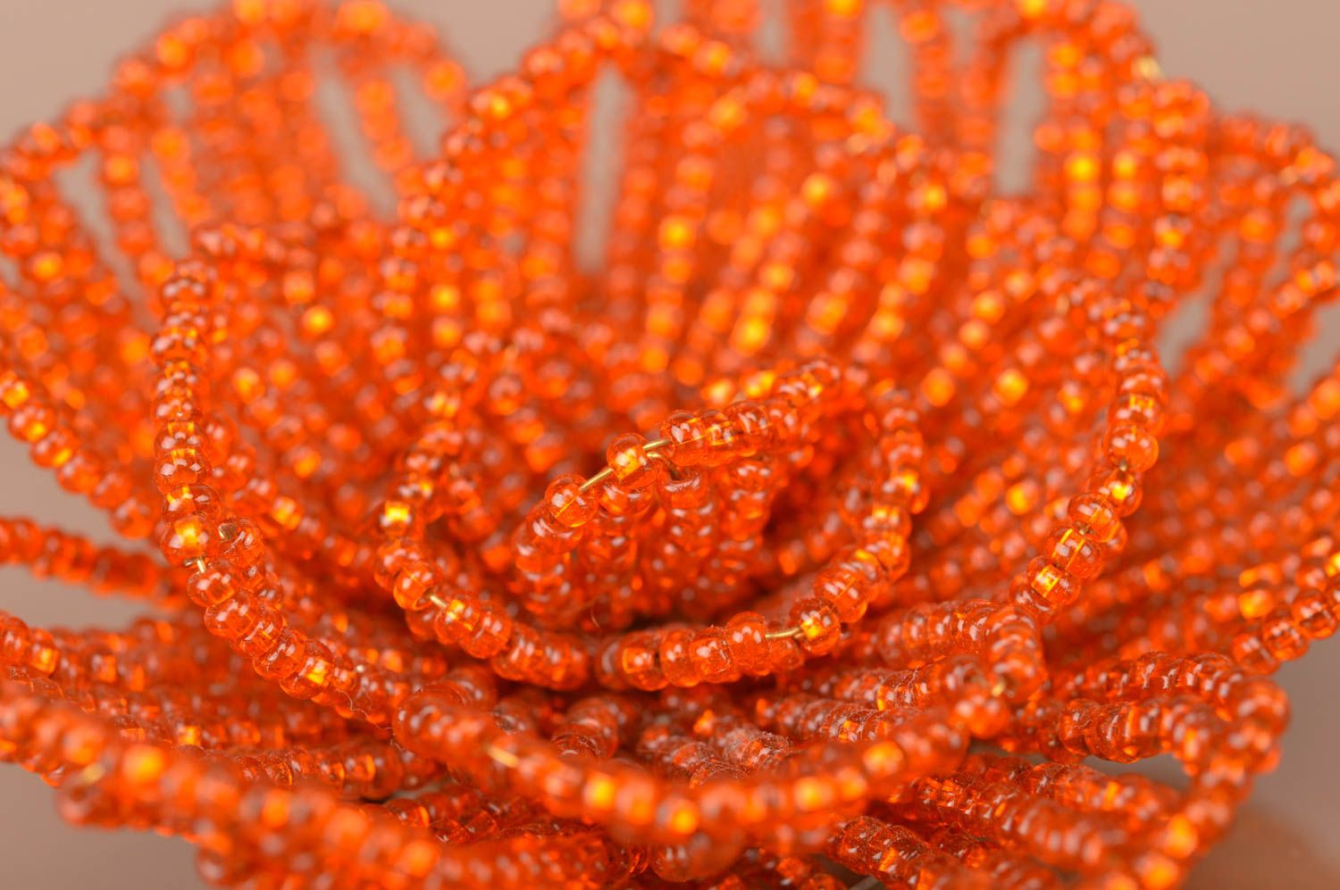 Оранжевая брошь из бисера в виде цветка ручной работы стильная для девушек  фото 4