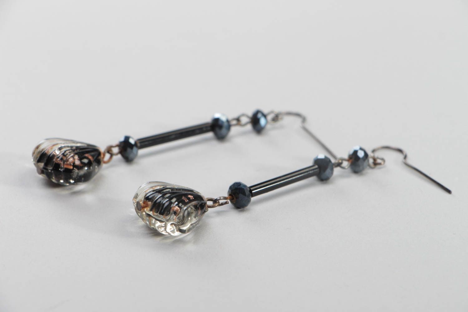 Boucles d'oreilles pendantes coquillages en verre millefiori noires faites main photo 3