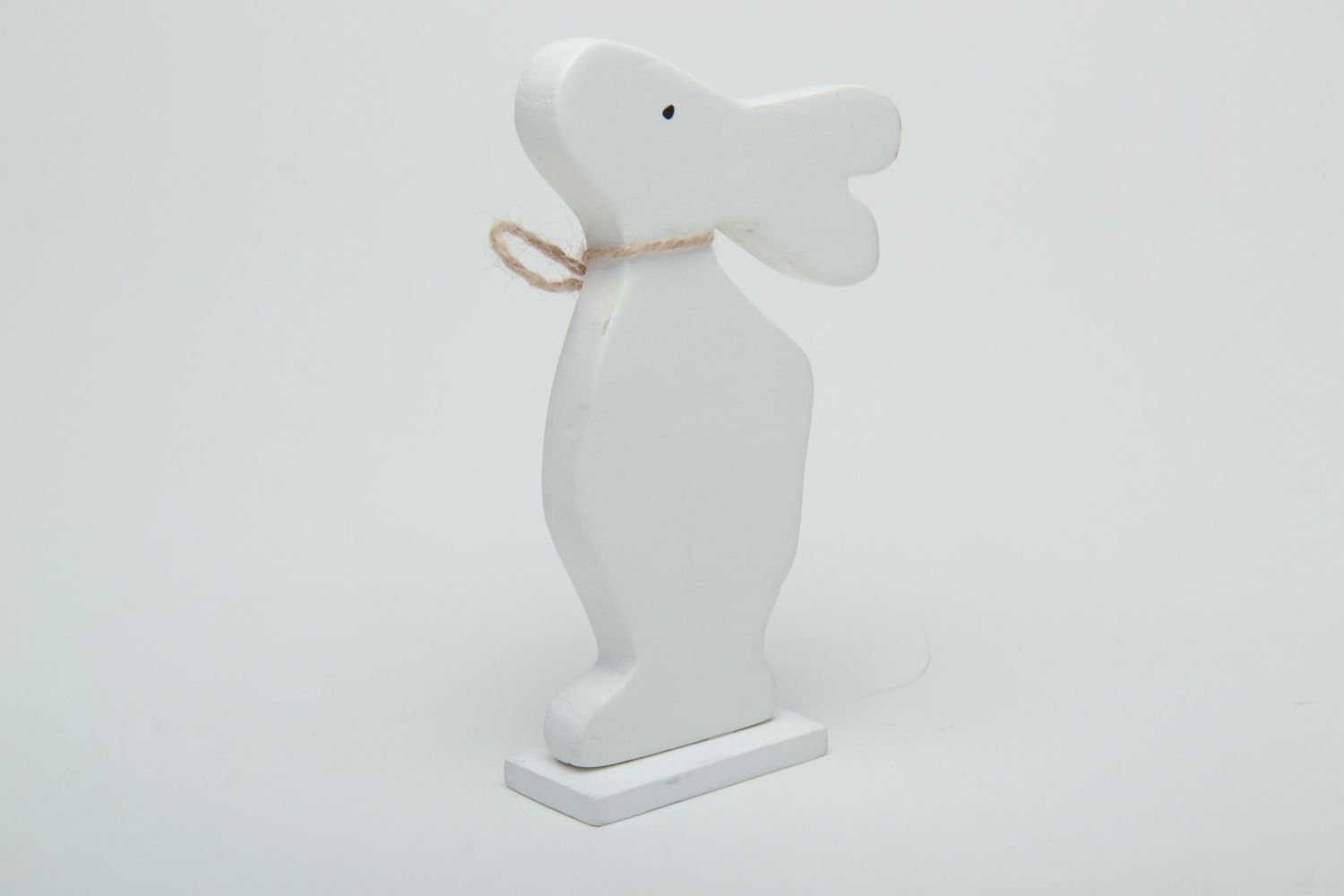 Figurine décorative Lièvre de Pâques en bois blanc peint avec noeud faite main photo 3