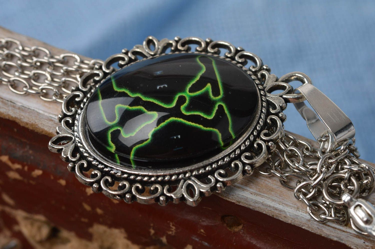 Pendentif en verre et métal ovale noir vert avec chaînette fait main   photo 3